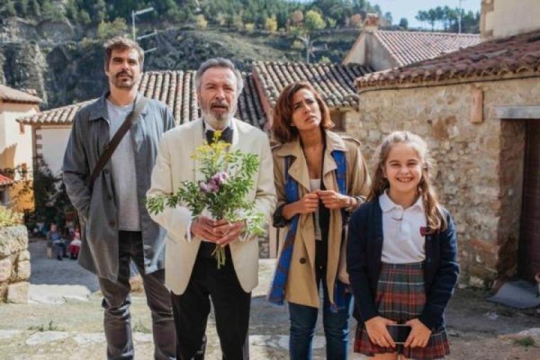 Emilio, Julia y Blanca se sumergen en una aventura tan disparatada como llena de humanidad. Con el tiempo en contra y la memoria de Emilio bajo la amenaza del olvido, el grupo emprende un viaje en busca de un amor de juventud perdido. En este trayecto, descubren la posibilidad de reinventarse y abrazar una honestidad que creían olvidada. Sin embargo, los obstáculos del camino los fuerzan a chocar de frente con sus propias mentiras. Deberán enfrentarse a los engaños sobre los que han erigido sus vidas. Entre decisiones discutibles, la familia intenta sanar vínculos rotos. Esta película es una odisea emocional que nos recuerda que el pasado solo pesa cuando no se sabe perdonar. Al final, queda el consuelo de que, aunque la mente olvide, el corazón siempre recuerda.