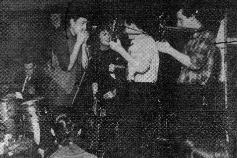 rimera vez que una foto de Bob Dylan apareció en un periódico. Fue en la portada del Village Voice, tomada en el Cafe Wha? junto con Karen Dalton y Fred Neil. Ninguno de ellos fue identificado en el pie de foto porque todavía no eran muy conocidos.