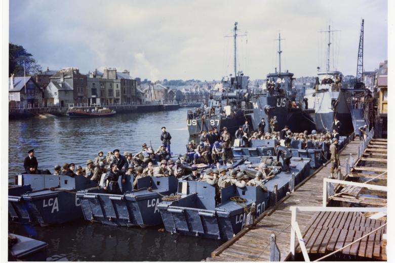 Embarcaciones de asalto repletas de tropas para partir a las playas de Francia el 6 de Junio de 1944