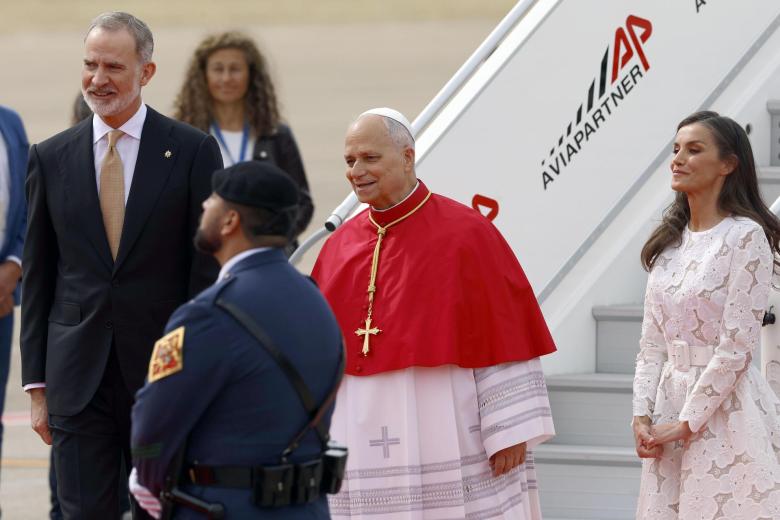 Los reyes Felipe y Letizia reciben al papa León XIV a su llegada al aeropuerto de  Madrid-Barajas, este sábado