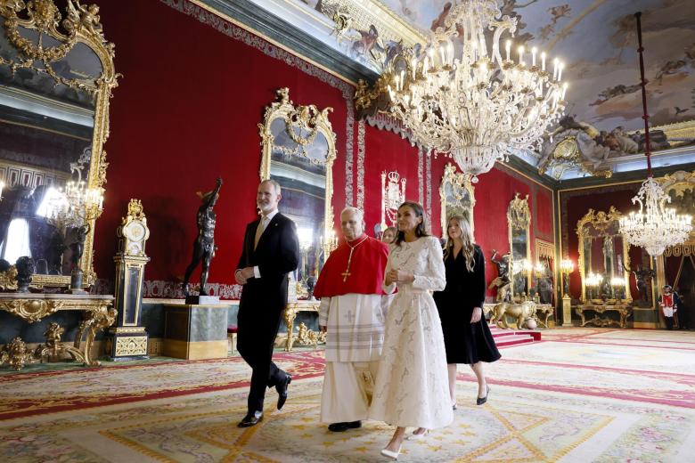 El papa León XIV con los reyes Felipe VI y Letizia, junto a la princesa Leonor y la infanta Sofía en la Sala Gasparini del Palacio Real
