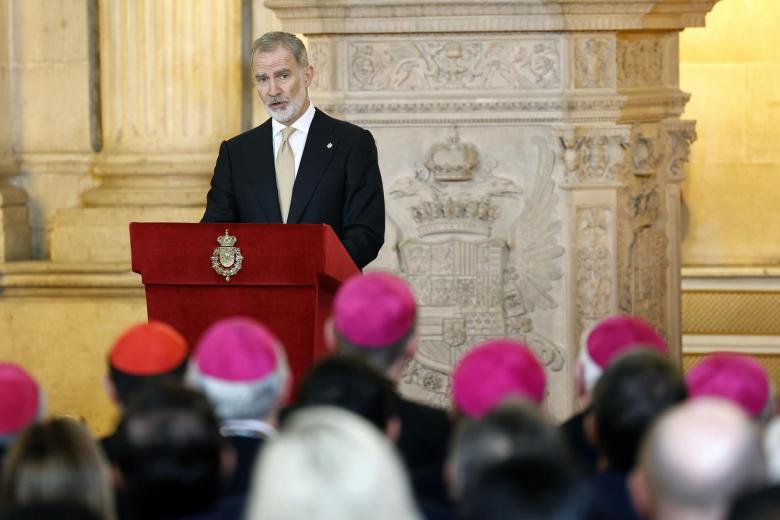El rey Felipe VI pronuncia un discurso en el Salón de las Columnas