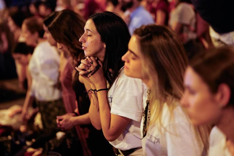 MADRID, 06/06/2026.- Fieles asisten a la Vigilia de Oración con jóvenes presidida por el papa León XIV en la madrileña Plaza de Lima, este sábado, primero de los seis días que componen su visita oficial a España. EFE/Borja Sanchez-Trillo