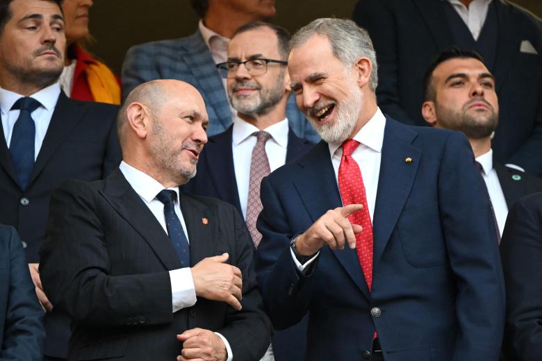 Felipe VI, Rey de España y Rafael Louzán, presidente de la Real Federación Española de Fútbol (RFEF) conversan y ríen antes del Uruguay - España del Mundial 2026