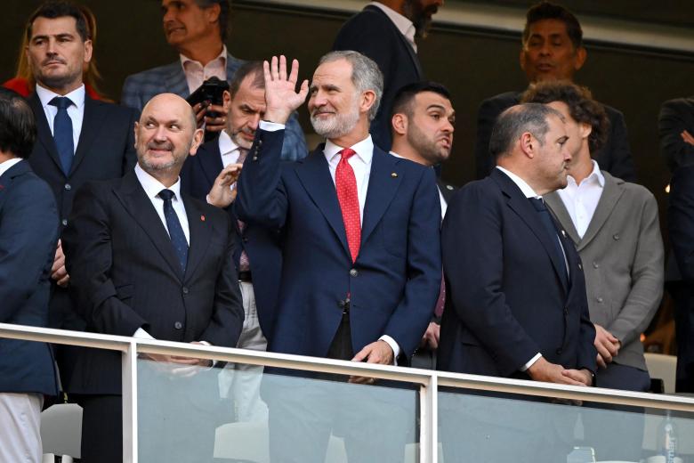 El Rey Felipe VI en el palco presidencial junto a Rafal Louzán y Victor Montagliani mientras Iker Casillas aparece en la fila de atrás