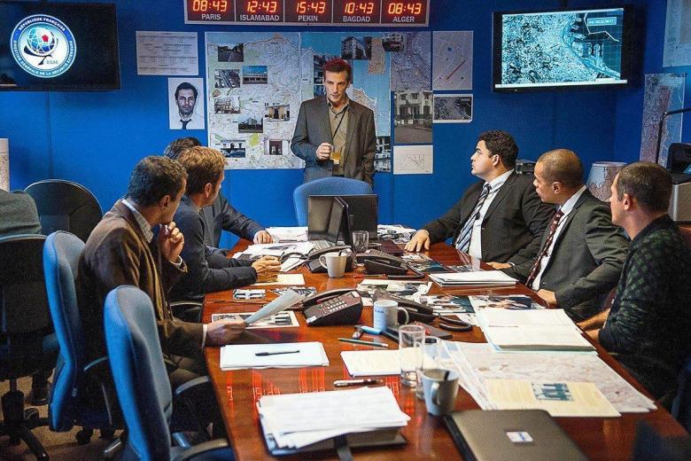 Considerada por la crítica internacional y expertos en inteligencia como una de las mejores series de espionaje de la historia por su realismo absoluto. Esta producción se adentra en el corazón de la DGSE francesa para seguir a los "clandestinos": agentes de élite que viven durante años bajo identidades falsas, conocidas como "leyendas", en terrenos de alta hostilidad geopolítica. A través de una narrativa milimétrica y sin artificios de Hollywood, la trama explora el regreso de su protagonista a la vida ordinaria y cómo la imposibilidad de desconectar de su misión desata un letal juego de doble identidad.
