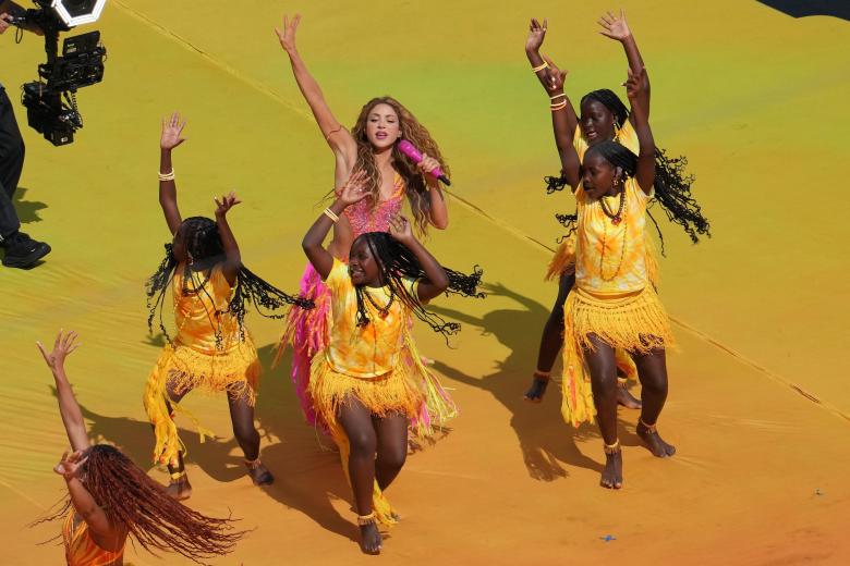 Shakira y los bailarines durante la actuación en el descanso de la final del Mundial 2026