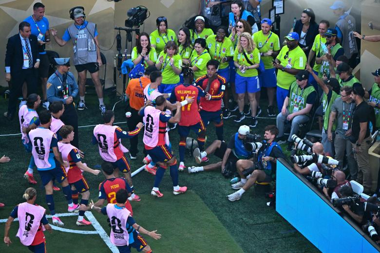La selección española celebra el gol de Ferran Torres