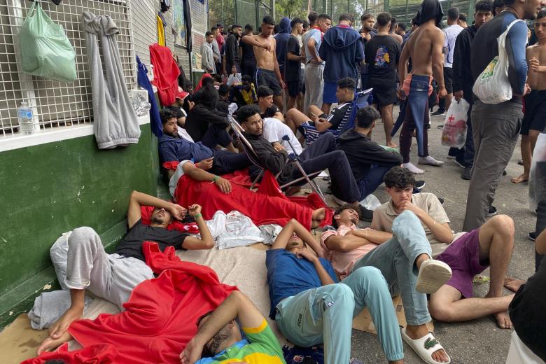 CEUTA (ESPAÑA), 29/07/2026.- Más de 400 personas, según los cálculos estimados por fuentes policiales, aguardan en estos momentos poder acceder al interior del Centro de Estancia Temporal de Inmigrantes (CETI), cuyo recinto tiene cubiertas sus 512 plazas e incluso alguna más. EFE/ Rafael Peña