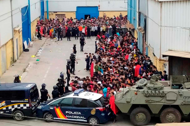 La policía Nacional y el Ejército de Tierra vigila a cientos de inmigrantes tras su llegada a Ceuta