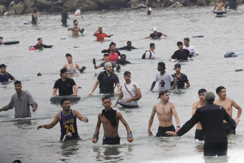 Inmigrantes durante el asalto a la ciudad de Ceuta