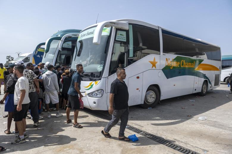 Imagen de uno de los autobuses ubicados en Fnideq (Marruecos) que están moviendo a los inmigrantes ilegales de vuelta a sus casas