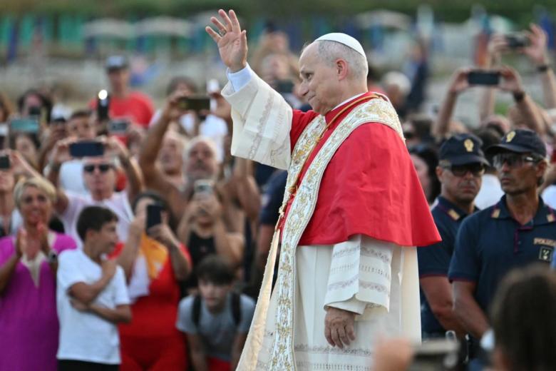 León XIV, junto a algunos miembros de la Curia, religiosas y varios colaboradores, encabezó la procesión a bordo de una embarcación en cuya cubierta se colocó una imagen de María y una bandera vaticana.