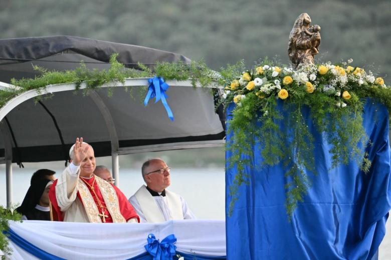 La fiesta de Nuestra Señora del Lago ocupa un lugar especial en el corazón de la población local, a pesar de que su historia es relativamente reciente. Se instauró durante el Año Mariano de 1954 por iniciativa del entonces párroco, el padre Dino Sella, con el objetivo de involucrar a todos los fieles que trabajaban en torno al lago. La iglesia se construyó veintitrés años más tarde.