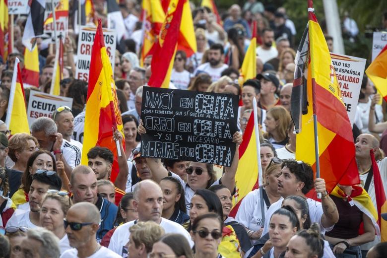 Cientos de personas durante una concentración para protestar por las consecuencias de la crisis migratoria, a 2 de septiembre de 2026, en Ceuta (España). La concentración se ha convocado con motivo de la celebración del Día de Ceuta. Más de 260 localidades en toda España han respondido también al llamamiento de la FEMP y se han concentrado para mostrar su solidaridad y apoyo a los ciudadanos ceutíes.

Marcos Moreno / Europa Press
02 SEPTIEMBRE 2026;DÍA DE CEUTA;MANIFESTACIÓN;CONCENTRACIÓN;MIGRANTES;INMIGRANTES;FEMP;APOYO;SOLIDARIDAD;CRISIS MIGRATORIA;CRISIS HUMANITARIA;
02/9/2026