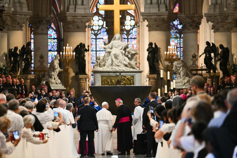 León XIV es recibido por el arzobispo de París, Laurent Ulrich, a su llegada a la catedral de Notre-Dame de París