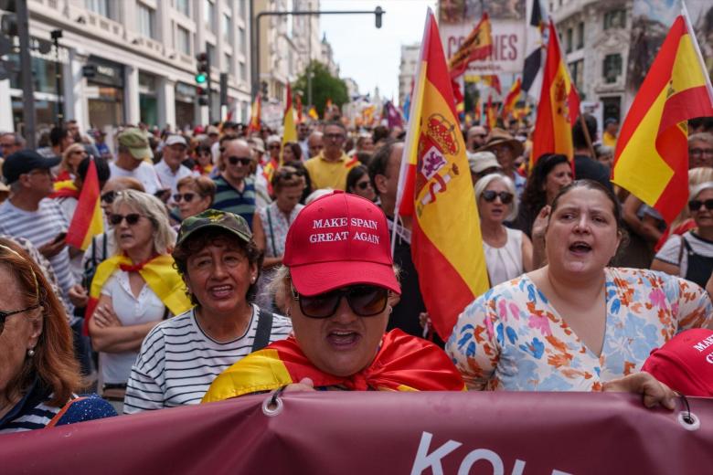 Esta marcha, que ha convocado Sociedad Civil Española (SCE), entidad que aglutina a más de 150 asociaciones civiles, arrancó en la Plaza de Cibeles de Madrid y el recorrido fue por la calle Alcalá, Gran Vía, Princesa para concluir en el Arco de la Victoria, en Moncloa.