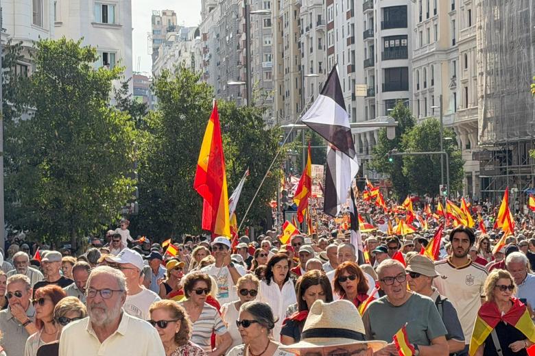 Imagen de la manifestación llegando a la Plaza de España por Gran Vía, con algunas banderas de Ceuta recordando el sufrimiento de sus habitantes.