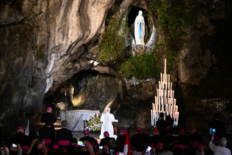 Pope Leo XIV reacts as he is welcomed upon landing at the Tarbes-Lourdes-Pyrenees International Airport, in Tarbes, southwestern France, on September 26, 2026 to travel to Lourdes, the second leg of his papal visit to France. (Photo by Valentine CHAPUIS / AFP)