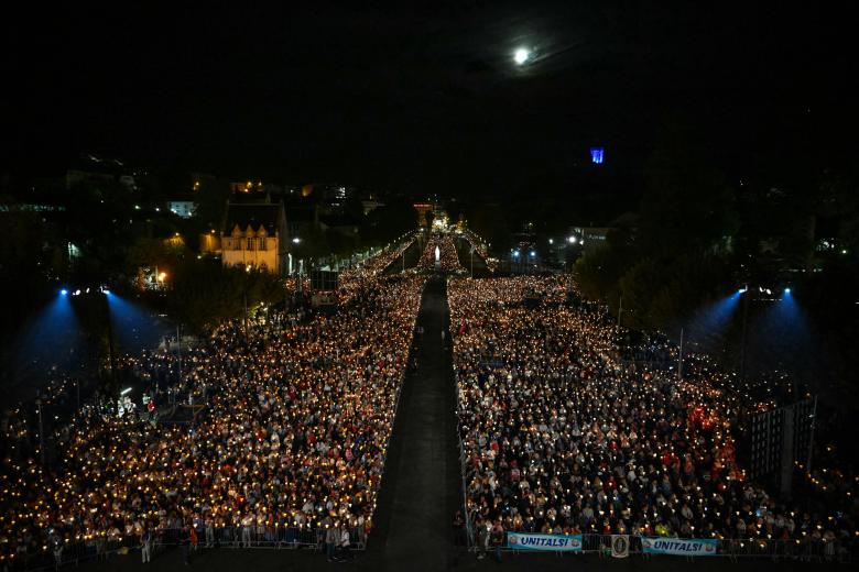 León XIV en la procesión de las antorchas en Lourdes
