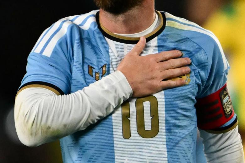 Argentina's forward #10 Lionel Messi, his wife Antonela Rocuzzo and their sons Ciro (C) and Thiago (R) leave the pitch following the international friendly football match between Argentina and Benin at the Mas Monumental stadium in Buenos Aires on October 6, 2026. (Photo by JUAN MABROMATA / AFP)