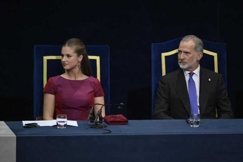 La Princesa Leonor y el Rey Felipe VI, durante la ceremonia de entrega de los Premios Princesa de Asturias 2026, en el Teatro Campoamor de Oviedo