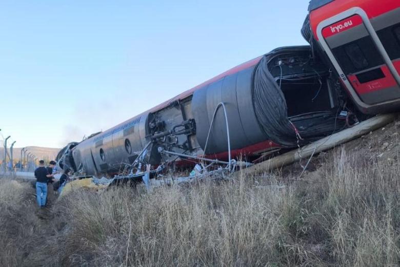 Dos trenes de alta velocidad chocan en Urda (Toledo) con varios vagones caídos por un terraplén