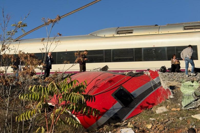 Uno de los restos del tren caído por el terraplén en Toledo