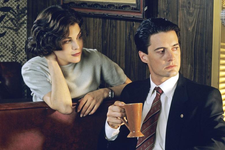 El agente Cooper de Twin Peaks encarnado por Kyle MacLachlan heredó en la ficción el gusto de David Lynch por el café en la vida real. Pocos personajes de una serie han saboreado tanto una taza de café (y los dónuts) como Dale Cooper, que después no tenía demasiados problemas y soñar con Laura Palmer.