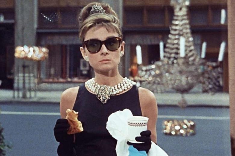 Audrey en el fotograma más famoso de la película Desayuno con diamantes