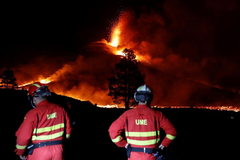 Equipos de la Unidad Militar de Emergencias vigilan la noche la actividad del volcán de La Palma