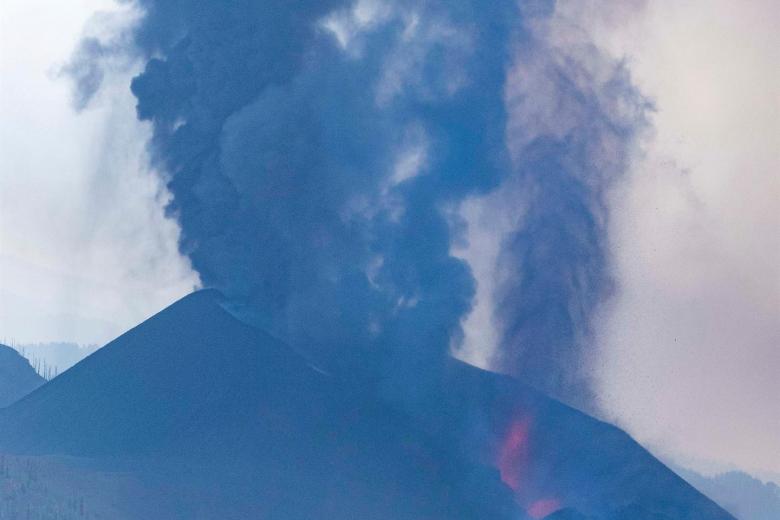 El volcán Cumbre Vieja no da tregua y ha sufrido la caída parcial de su cono emitiendo grandes cantidades de lava