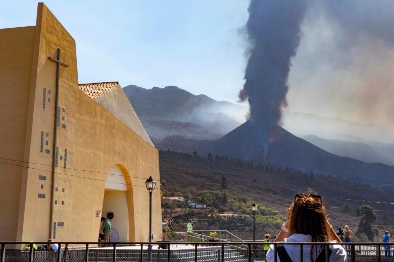 La nueva colada de lava está generando una tremenda destrucción a su paso y dificultando el movimiento de los científicos en la zona, ha advertido este sábado el Instituto Volcanológico de Canarias (Involcan).