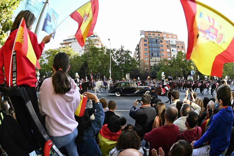 Llegada del coche de los Reyes Felipe y Letizia, al desfile militar del 12 de Octubre por el Paseo de la Castellana de Madrid