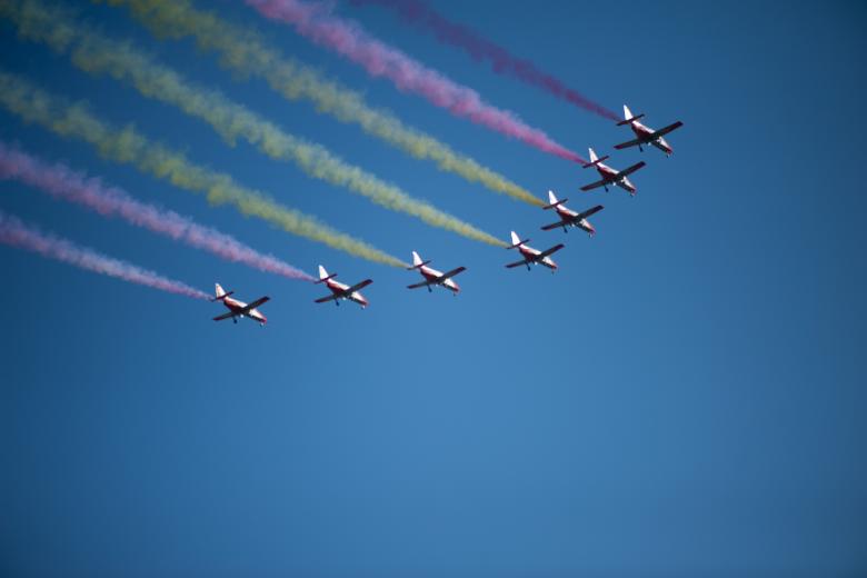 varios aviones del ejército sobrevuelan el cielo de la capital dejando como reguero la bandera nacional.