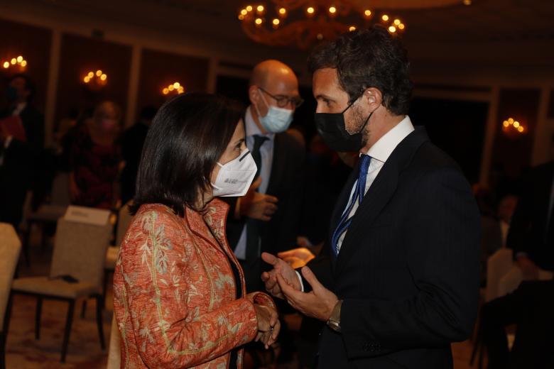 La ministra de Defensa, Margarita Robles, junto al presidente del PP, Pablo Casado