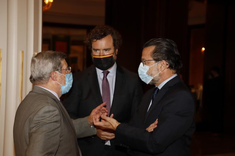 El periodista Ramón Pi conversa con el diputado Iván Espinosa de los Monteros y Javier Fernández-Lasquetty, consejero de Economía y Hacienda de la Comunidad de Madrid