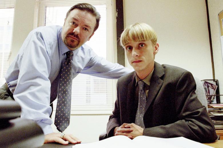 The Office (Reino Unido) (2001-2003)
La versión británica de The Office se cuela entre las 10 mejores series de televisión del siglo XXI según la encuesta de la BBC. La creación de Ricky Gervais y Stephen Merchant es una de las dos únicas comedias (la otra es Fleabag) presentes en la lista