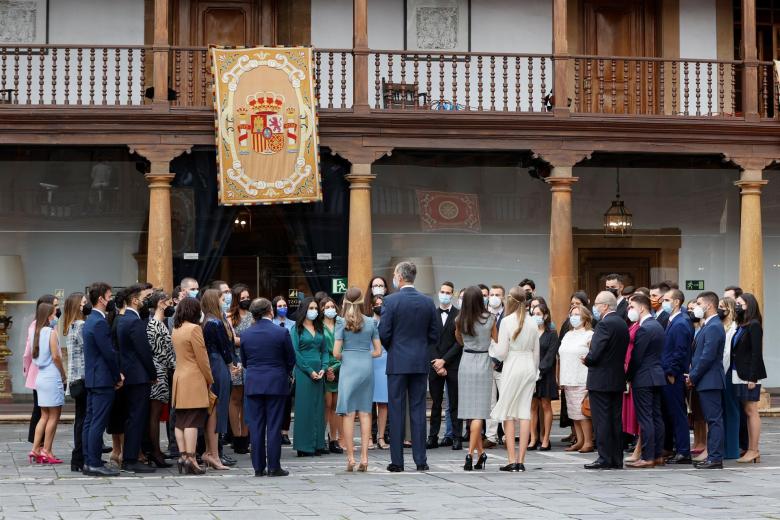 Los reyes Felipe y Letizia, la princesa Leonor y la infanta Sofía conversan con los ganadores con los Premios Fin de Carrera 2019/2020 de la Universidad de Oviedo