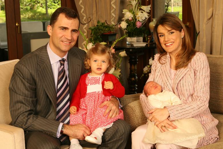 POSADO OFICIAL DE LA FAMILIA REAL ESPA¿OLA CON MOTIVO DEL NACIMIENTO DE LA INFANTA SOFIA DE BORBON ORTIZ
EN LA FOTO : LOS PRINCIPES DE ASTURIAS FELIPE DE BORBON Y DO¿A LETIZIA ORTIZ CON SUS HIJAS LA INFANTA LEONOR Y SOFIA DE BORBON ORTIZ
 © RADIALPRESS
04/05/2007
MADRID *** Local Caption *** Official pictures of the princes of Asturias with him daughters, the princesses Leonor and Sofia at the Palace of the Zarzuela.