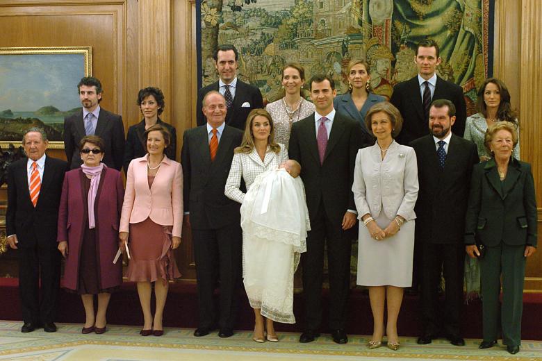 LOS REYES DE ESPAÑA JUAN CARLOS I Y SOFIA DE GRECIA CON LOS PRINCIPES DE ASTURIAS FELIPE DE BORBON Y LETIZIA ORTIZ DURANTE EL BAUTIZO DE LA INFANTA LEONOR DE BORBON
en la foto : los duques de lugo elena de borbon y jaime de marichalar , los duques de palma cristina de borbon e iñaki urdangarin , paloma rocasolano , antonio vigo , erika ortiz , telma ortiz , menchu alvarez y jesus ortiz
14/01/2006
MADRID