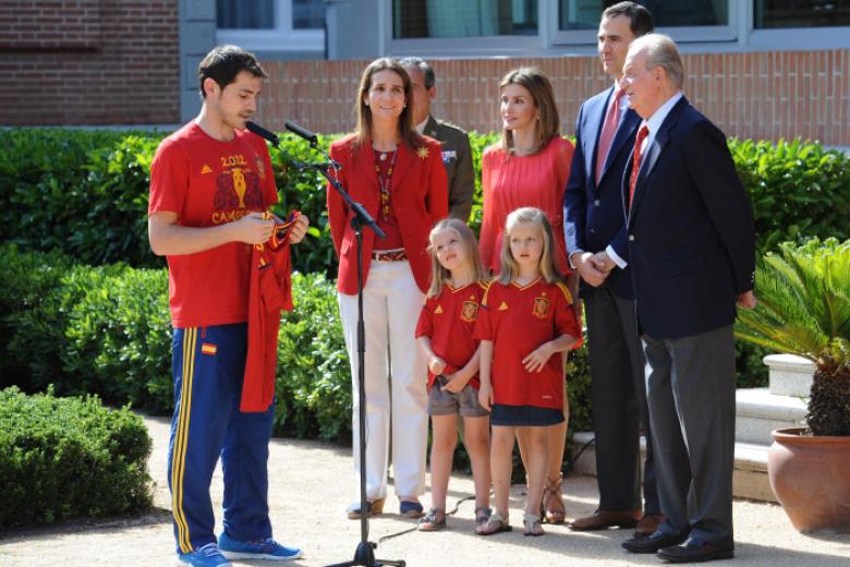 EL REY DE ESPAÑA JUAN CARLOS I , LOS PRINCIPES DE ASTURIAS FELIPE DE BORBON Y DOÑA LETIZIA ORTIZ CON SUS HIJAS LAS INFANTAS LEONOR Y SOFIA DE BORBON Y LA INFANTA ELENA DE BORBON JUNTO AL FUTBOLISTA IKER CASILLAS DURANTE UNA AUDIENCIA REAL A LA SELECCION NACIONAL DE FUTBOL DE ESPAÑA COMO CAMPEONA DE LA EUROCOPA DE FUTBOL DE UCRANIA Y POLONIA 2012
02/07/2012
MADRID