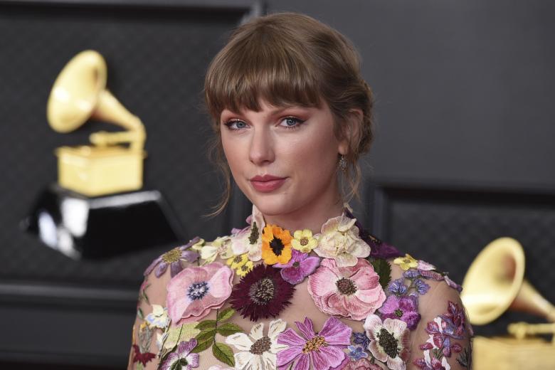 La cantante Taylor Swift en los premios Grammy en Los Ángeles 2021.