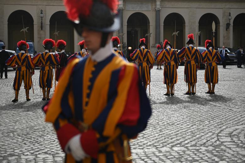 La guardia suiza, durante la visita de Joe Biden al Papa Francisco.