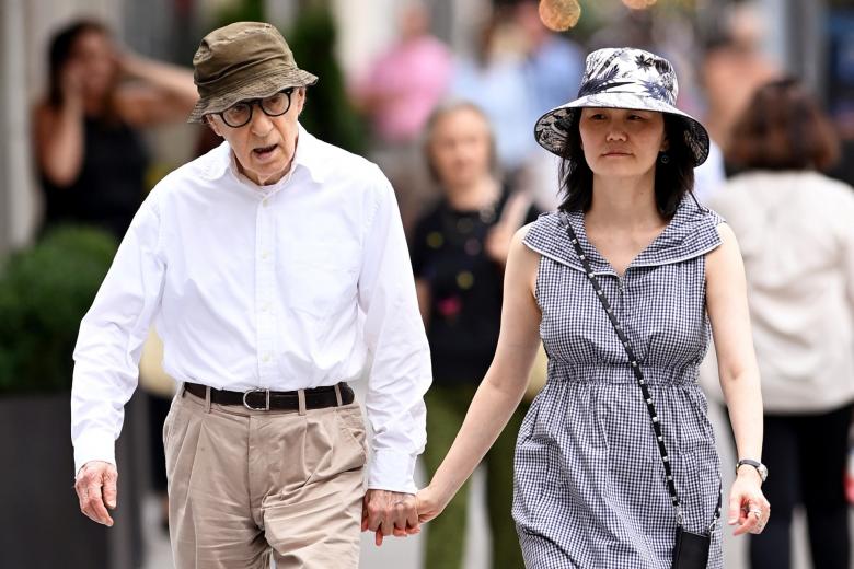 Woody Allen (85 años)
Durante mucho tiempo, Woody Allen cumplía su promedio de una película por año. Esa racha se cortó en el intervalo entre Wonder Wheel (2017) y Día de lluvia en Nueva York (2019) y ahora también después de Rifkin’s Festival (2020). Aún tardará en llegar la siguiente película de su filmografía, un proyecto ambientado en París. El 1 de diciembre cumplirá 86 años