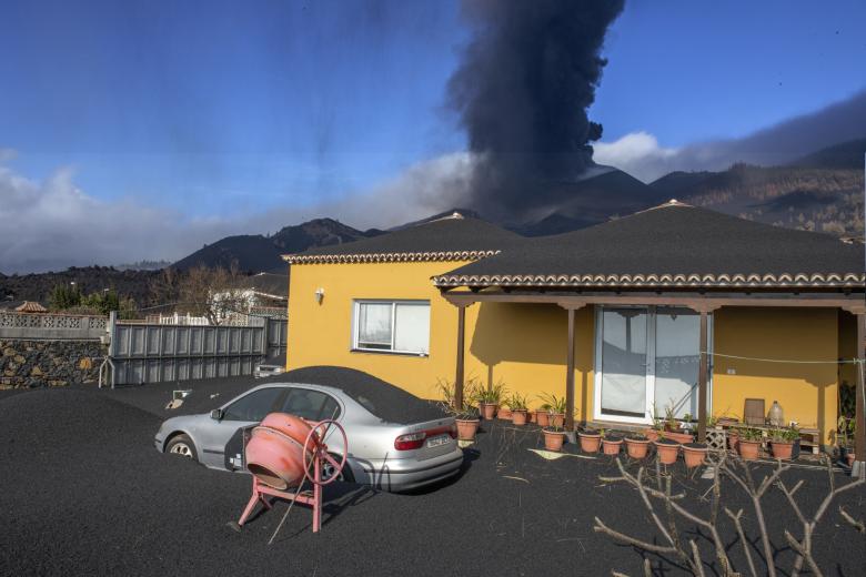 Lava del volcán de La Palma cubriendo el jardín y el patio trasero de una casa