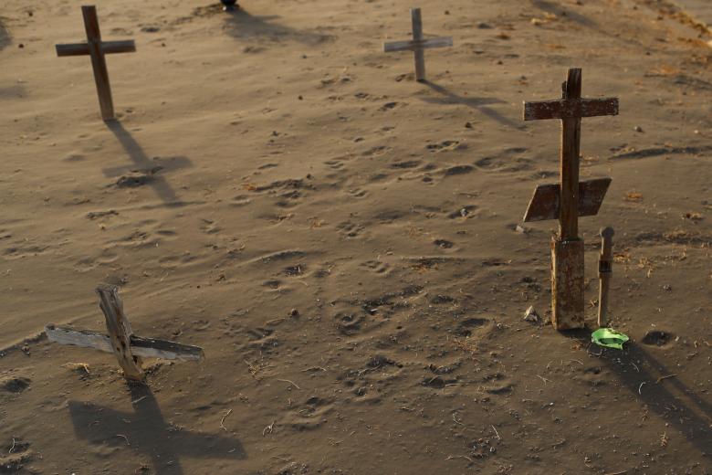 Varias tumbas del cementerio de Los Llanos de Aridane cubierdas de ceniza volcánica