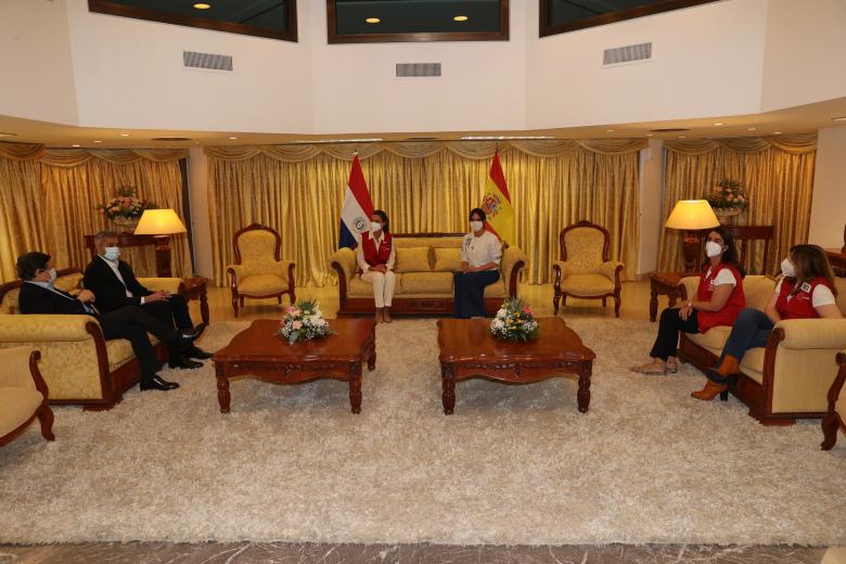 La Reina Letizia, reunida con cooperantes en Paraguay.