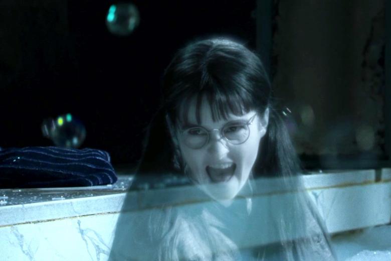Myrtle la llorona, bruja de Ravenclaw que, tras ser asesinada por el basilisco de Salazar Slytherin, habita como fantasma en el baño de las chicas del segundo piso, está inspirada en todas las mujeres que lloran en los aseos de bares y discotecas y a las que Rowling quiso homenajear.