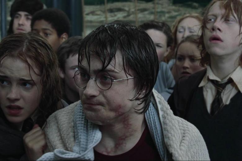 En Harry Potter y el cáliz de fuego, tres personajes de las tres escuelas más importantes (Hogwarts, Beauxbatons y Durmstrang) se enfrentan en El Torneo de los tres magos a tres complicadas pruebas. En la segunda de ellas, cada participante debía salvar del Lago Negro algo significativo. Durante el rodaje de la escena, Radcliffe permaneció 45 horas bajo el agua, sufriendo hipotermias e infecciones de oído tras las que tuvo que ser ingresado.